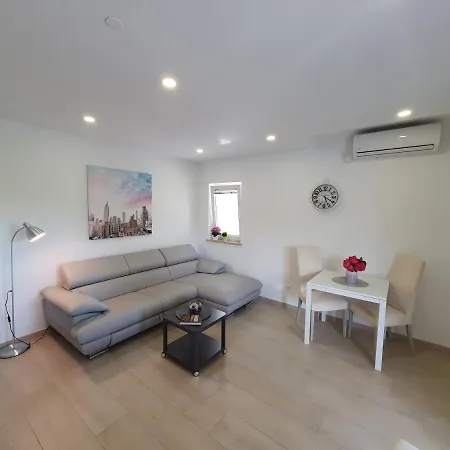 Melanie Apartment